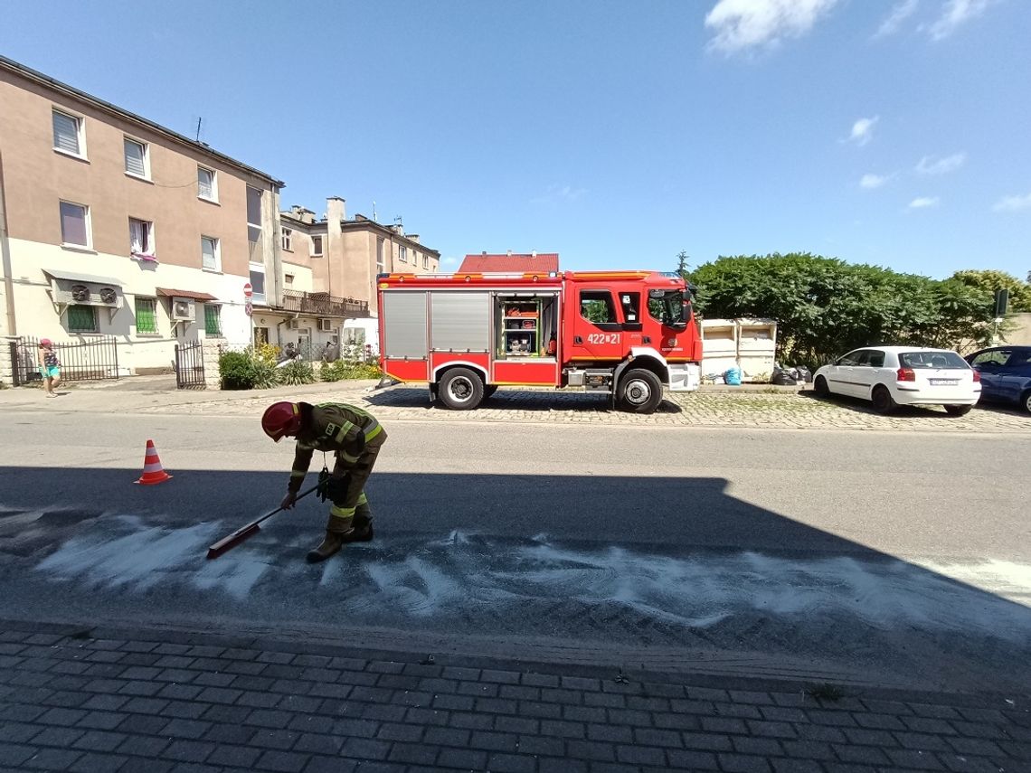 Strażacy dwukrotnie interweniowali w związku z rozlanym na jezdni olejem