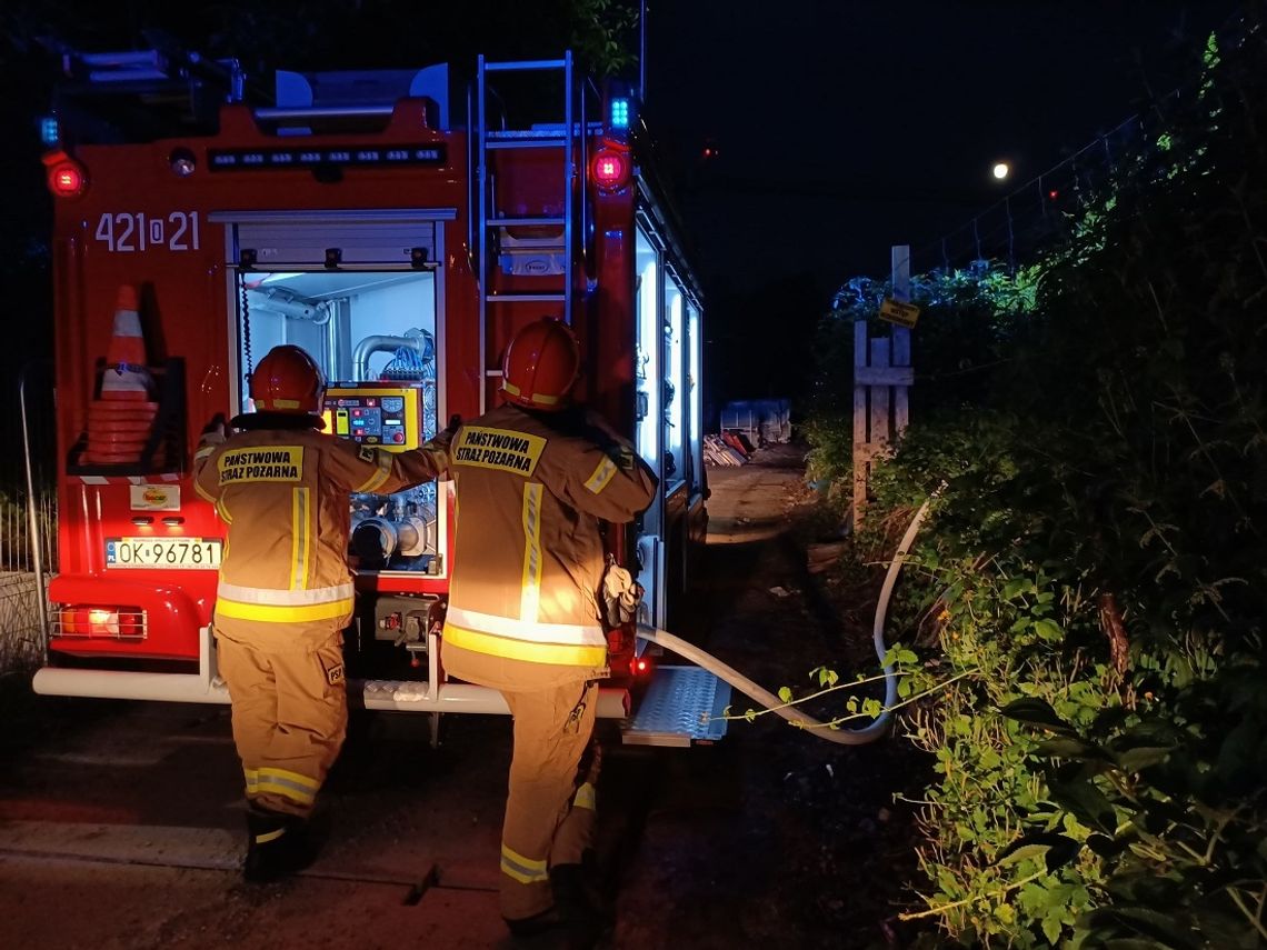 Strażacy gasili pożar podkładów kolejowych. Nocna interwencja służb na osiedlu Kuźniczka