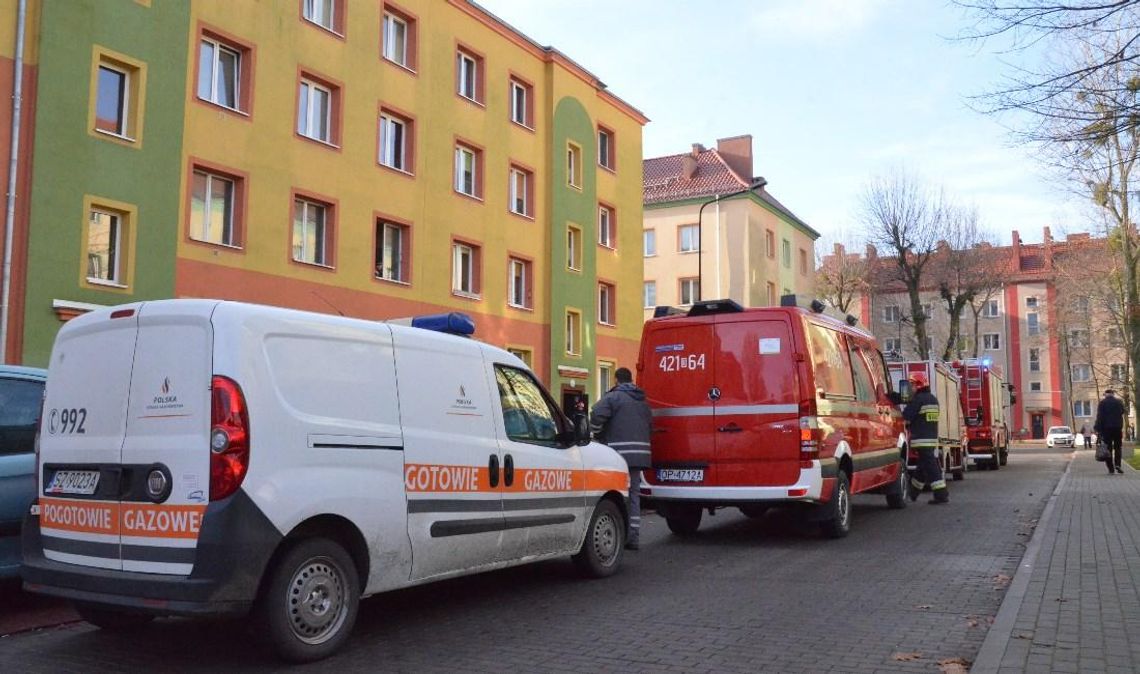 Strażacy i pogotowie gazowe w bloku przy ulicy Lompy. Lokatorka poczuła zapach gazu