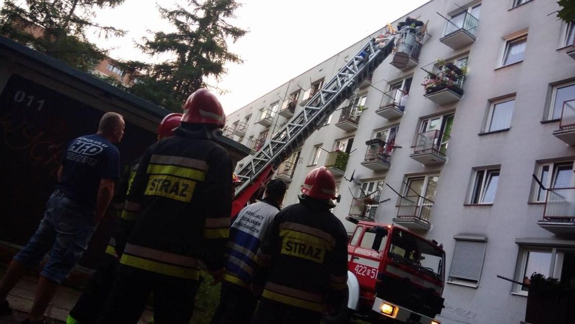 Strażacy i policja weszli do mieszkania w bloku. Sąsiedzi spodziewali się najgorszego