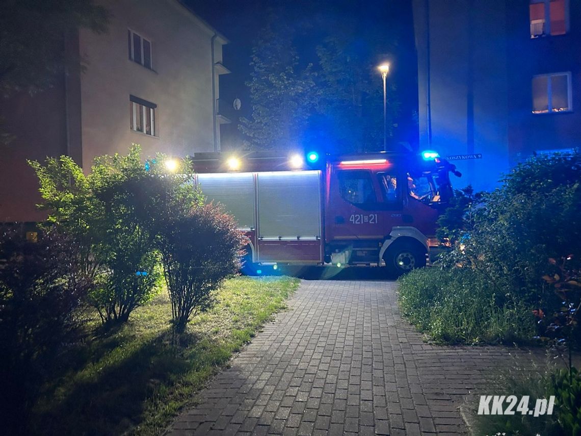 Strażacy interweniowali przy ulicy Koszykowej. Pogotowie potrzebowało pomocy w zniesieniu pacjenta