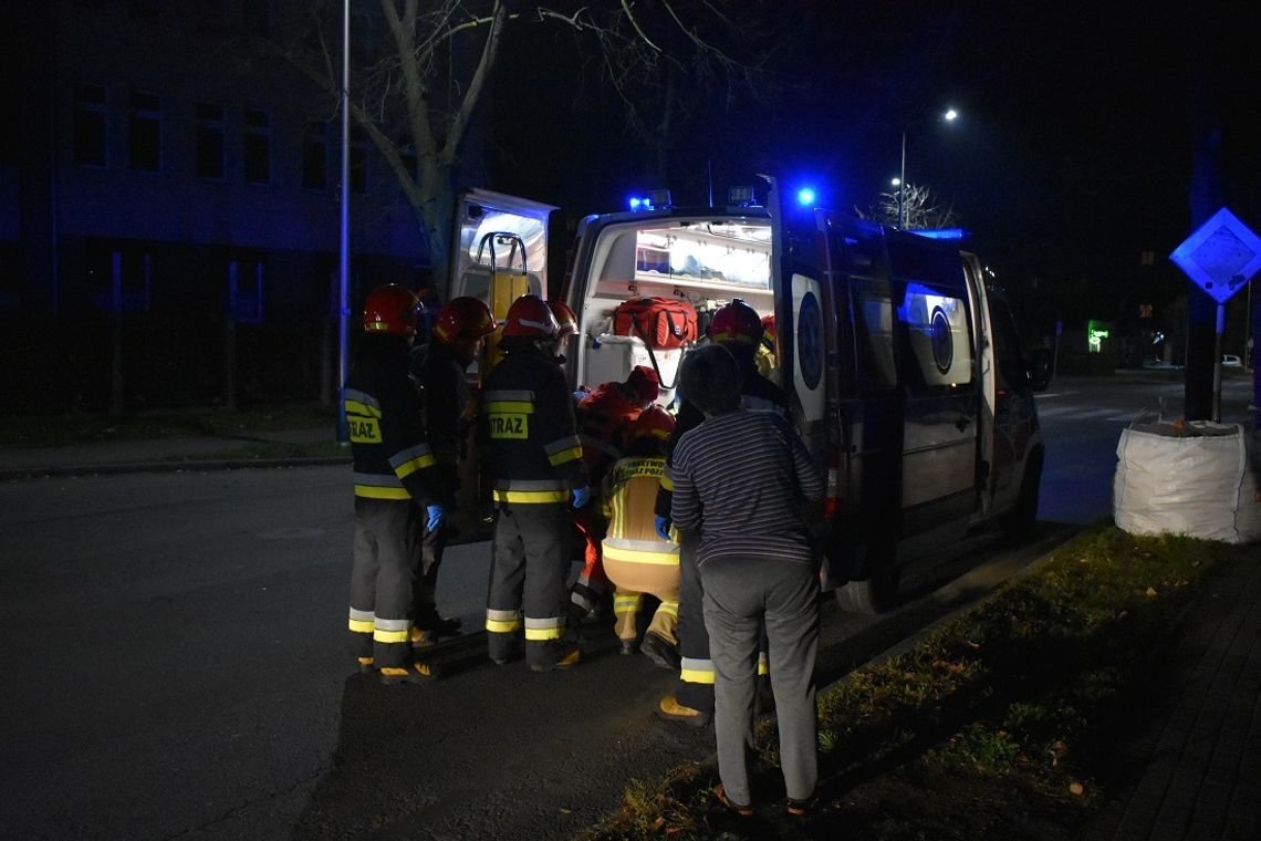 Strażacy interweniowali przy ulicy Pionierów. Pogotowie potrzebowało pomocy w zniesieniu pacjenta