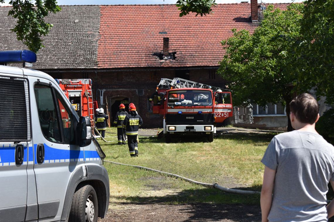 Strażacy interweniowali w Brzeźcach. Palił się dach budynku gospodarczego