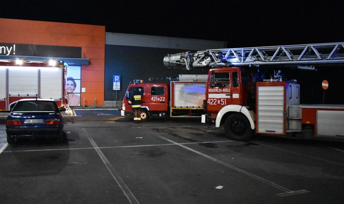 Strażacy interweniowali w Carrefourze. Na szczęście alarm okazał się fałszywy