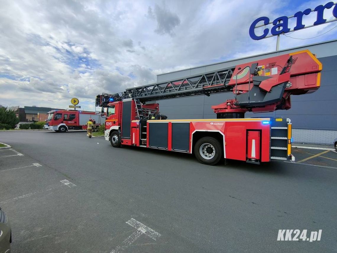 Strażacy interweniowali w Carrefourze. Włączyła się czujka pożarowa