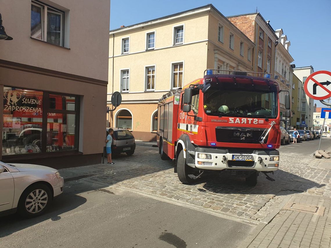 Strażacy interweniowali w kamienicy przy kozielskim Rynku. Sąsiadów zaniepokoił dziwny zapach