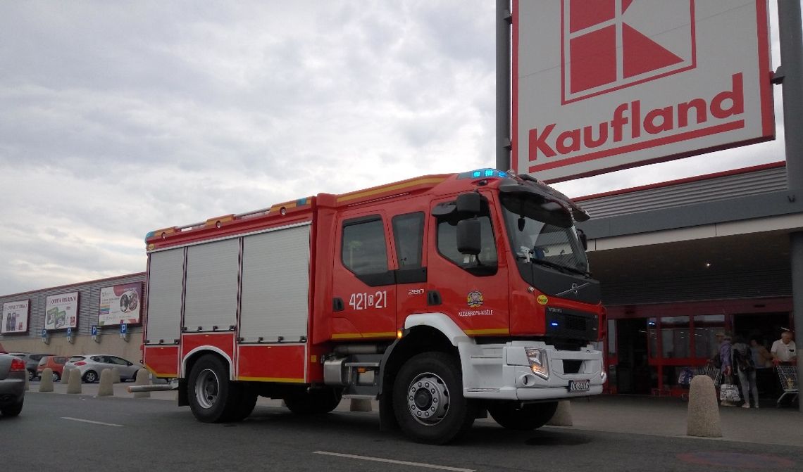 Strażacy interweniowali w Kauflandzie. Dym z pieca uruchomił system alarmowy