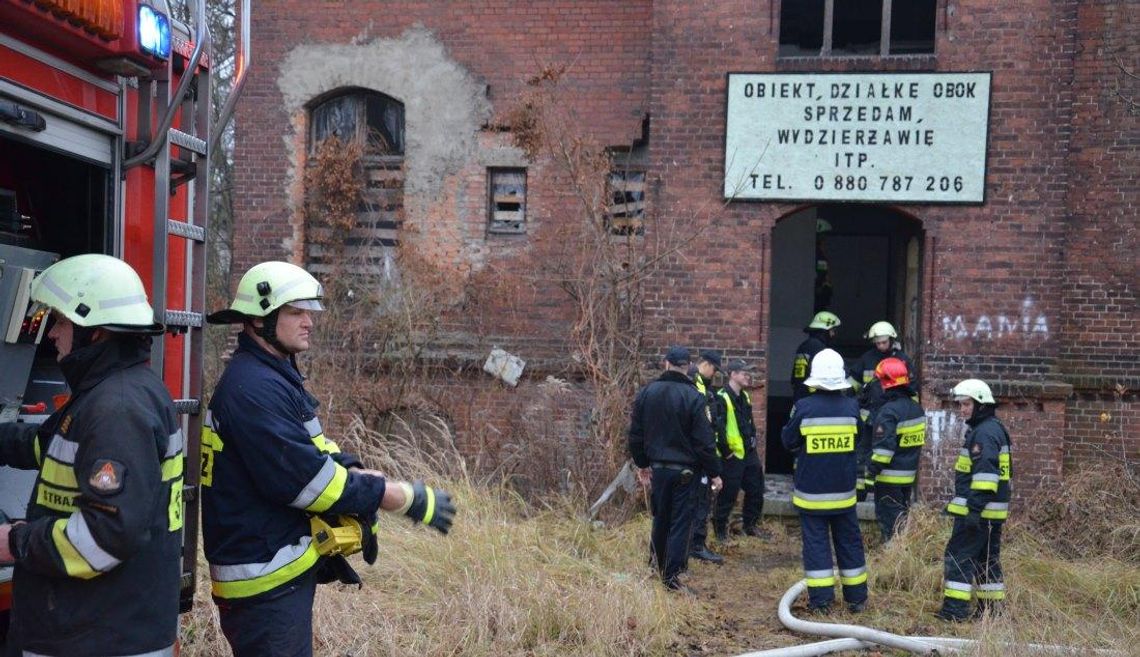 Strażacy interweniowali w Koźlu Porcie. Ktoś podłożył ogień w jednej z kamienic. ZDJĘCIA