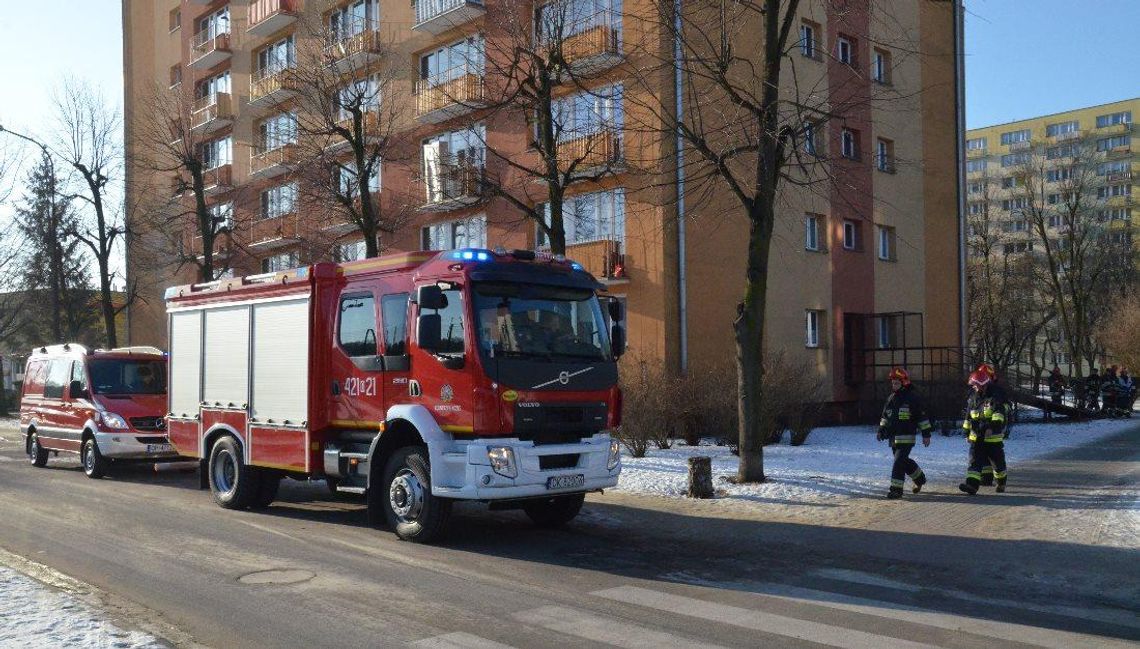 Strażacy interweniowali w wieżowcu przy ulicy 9 Maja. W jednym z mieszkań ulotnił się tlenek węgla