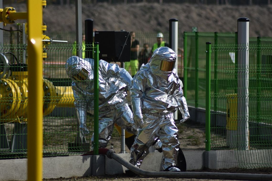 Strażacy na terenie powstającej tłoczni gazu w lesie za osiedlem Piastów. Ćwiczenia z Gaz-System