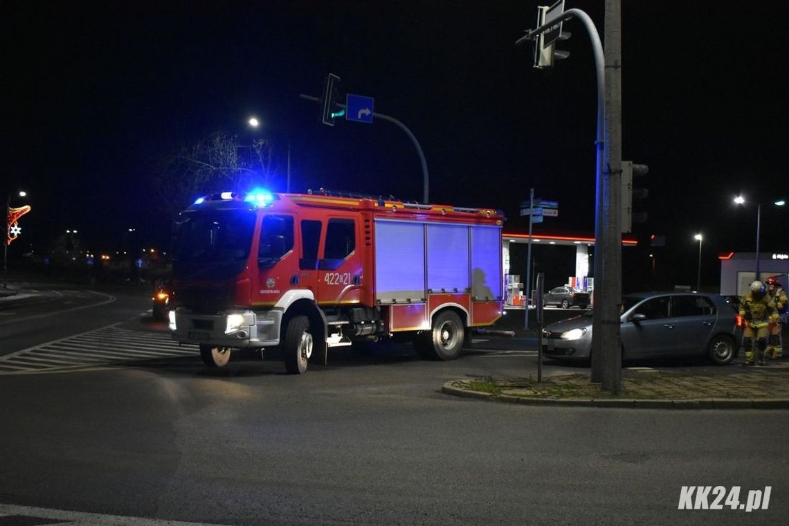 Strażacy najechali na zdarzenie drogowe w Koźlu. Osobowy opel wjechał w tył volkswagena.