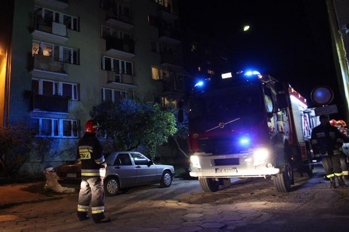 Strażacy, policja i pogotowie w wieżowcu przy Kosmonautów. Z mieszkania wydobywał się dym