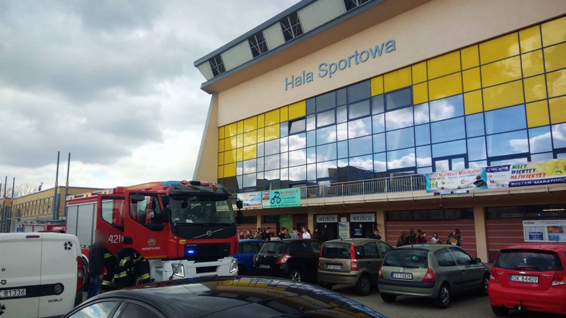 Strażacy przecinali kajdanki. Interwencja w Hali Śródmieście podczas Targów Edukacji