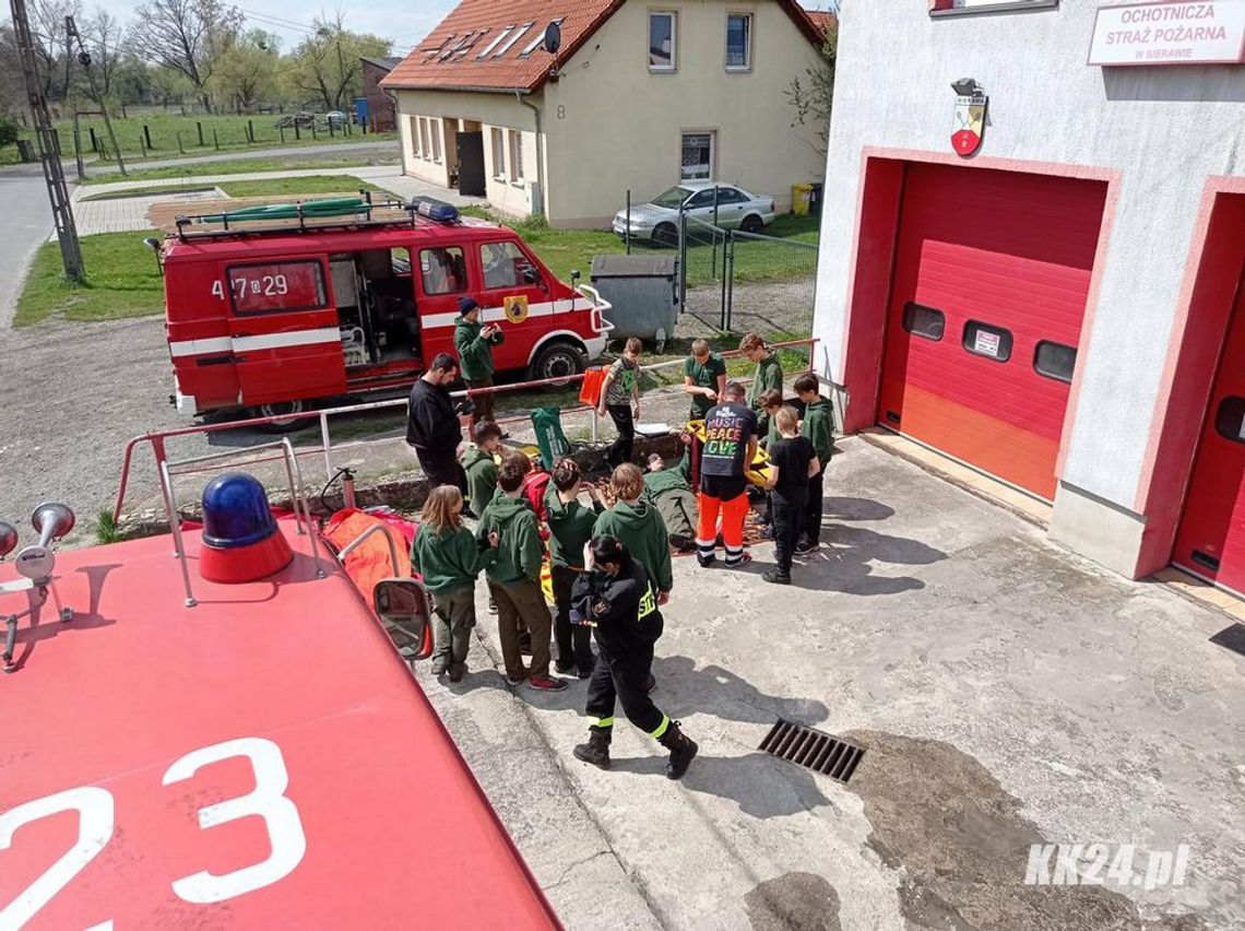 Strażacy przeprowadzili szkolenie dla młodych harcerzy. Poznali podstawy pierwszej pomocy i działania w sytuacjach nagłych