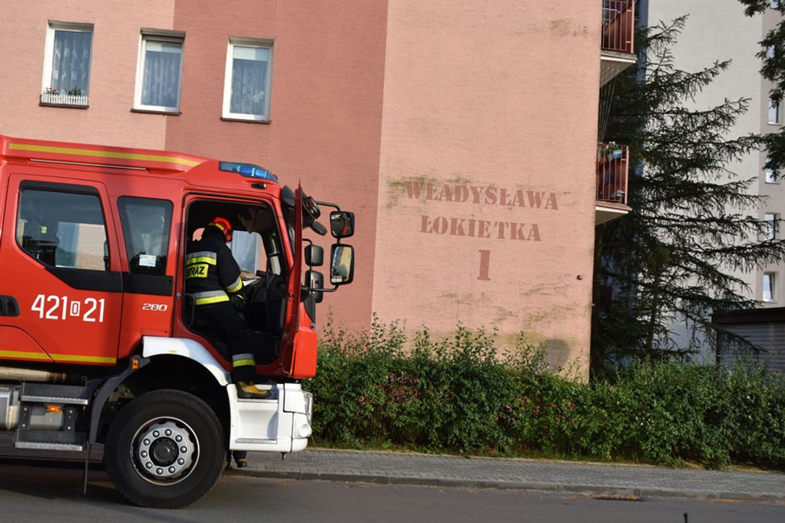 Strażacy uwolnili mężczyznę uwięzionego w windzie. Interwencja w wieżowcu