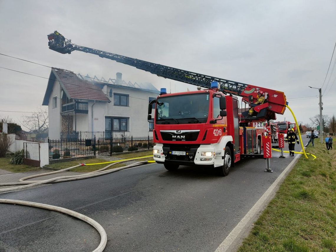 Strażacy walczą z groźnym pożarem w Cisku. Płonie dach domu jednorodzinnego