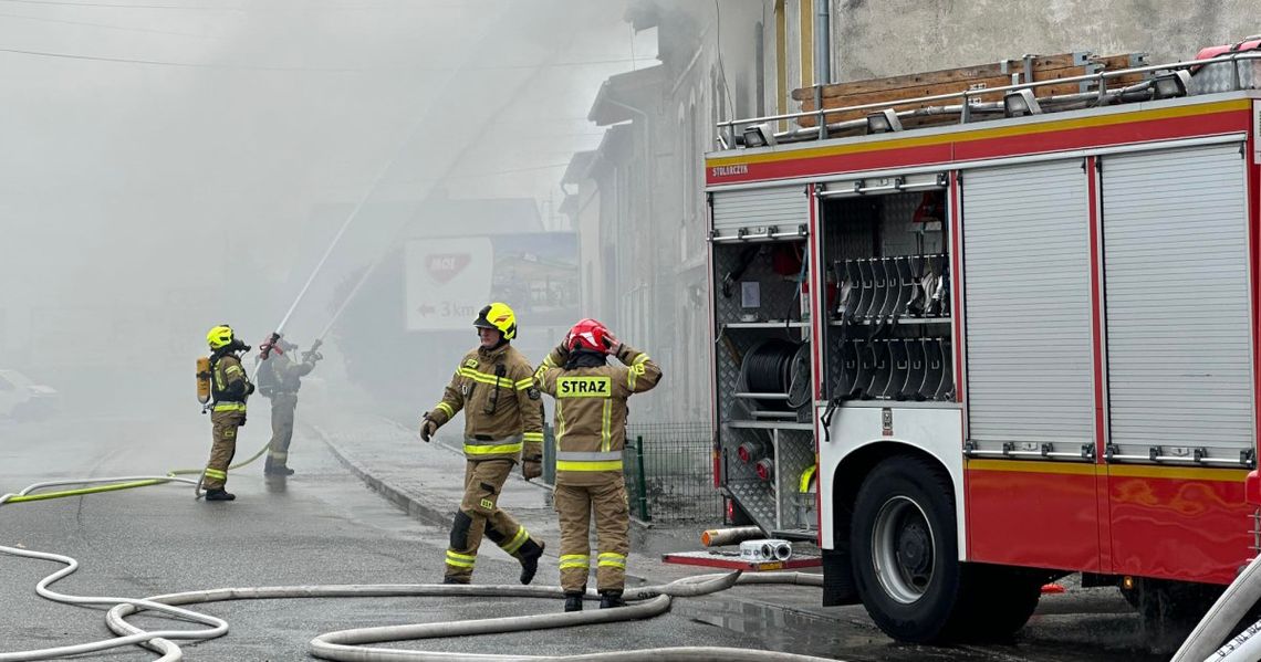 Strażacy walczą z pożarem domu w Większycach. Na czas akcji droga do Koźla jest nieprzejezdna. ZDJĘCIA