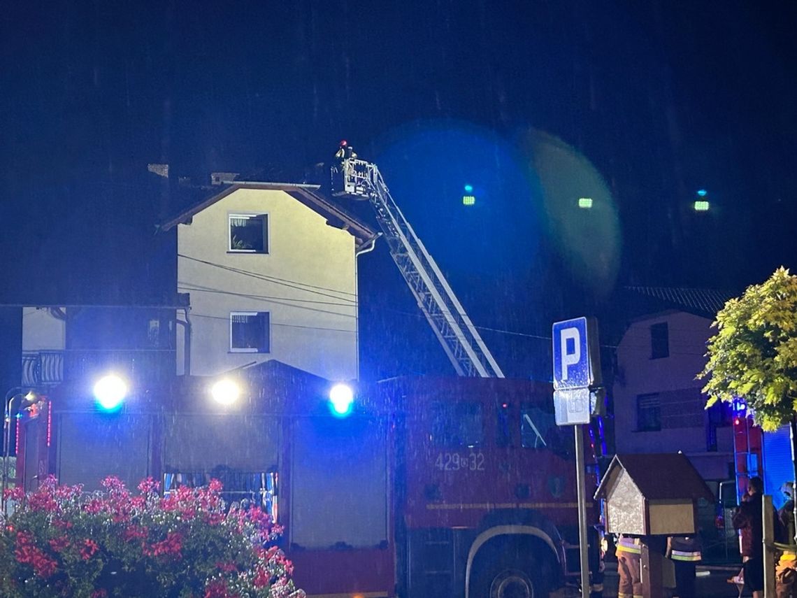 Strażacy walczyli z pożarem domu, w który uderzył piorun. Nocna interwencja służb w Reńskiej Wsi