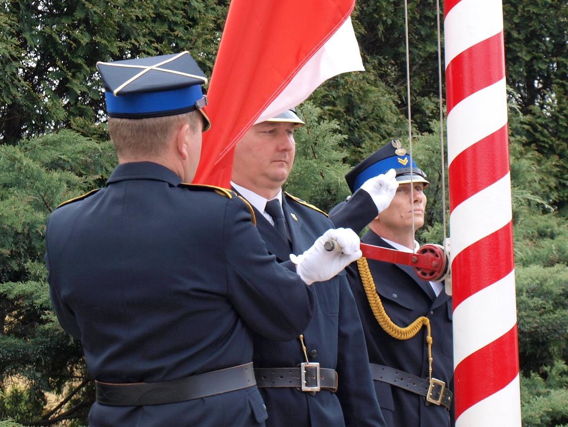 Strażacy wciągnęli Biało-Czerwoną na maszt. Uroczystości z okazji Dnia Flagi RP w Kędzierzynie-Koźlu. ZDJĘCIA