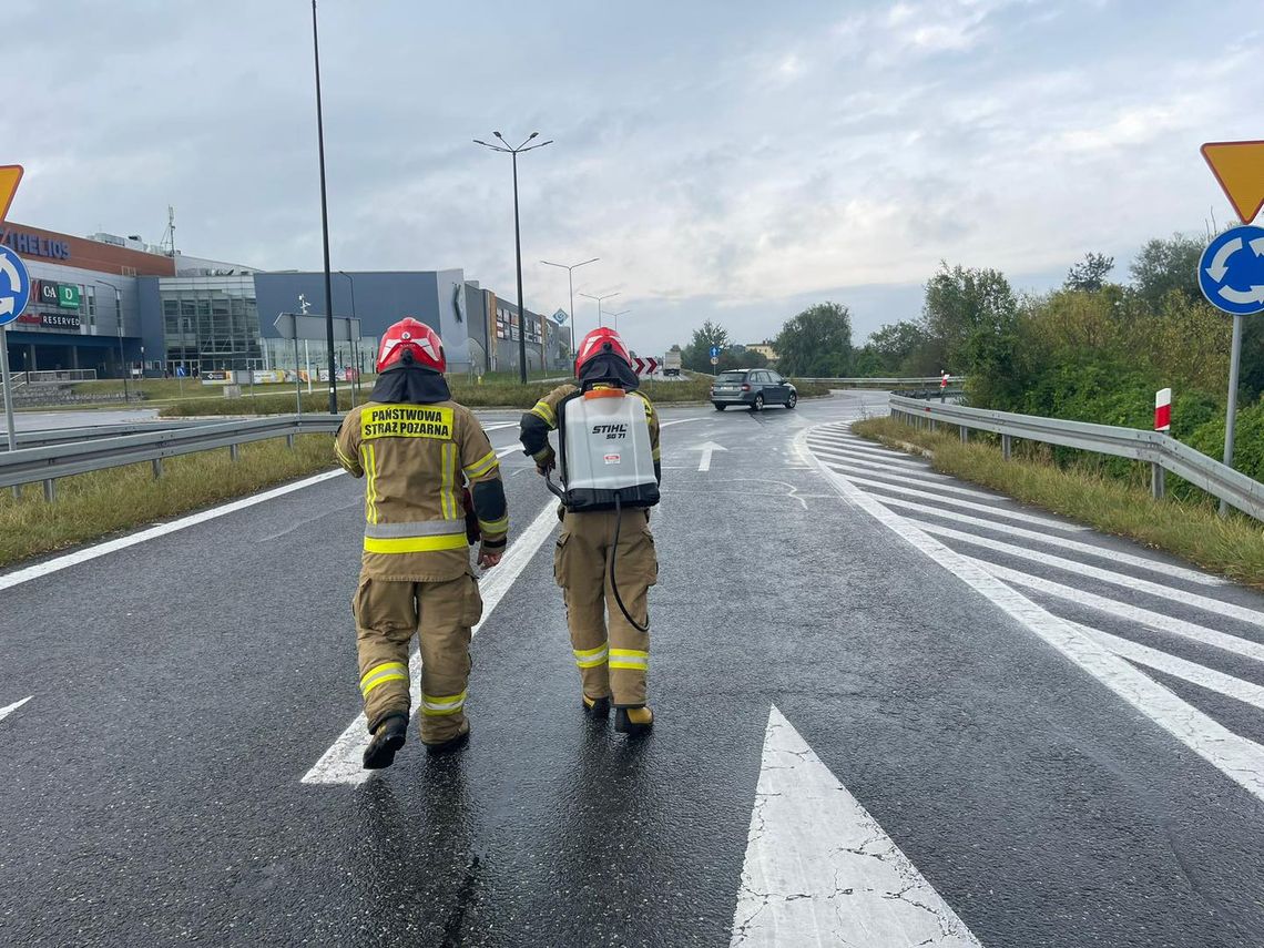 Strażacy wezwani do plamy substancji ropopochodnej na obwodnicy miasta