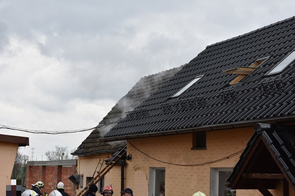 Strażacy wezwani  do pożaru poddasza. Interwencja służb w Komornie