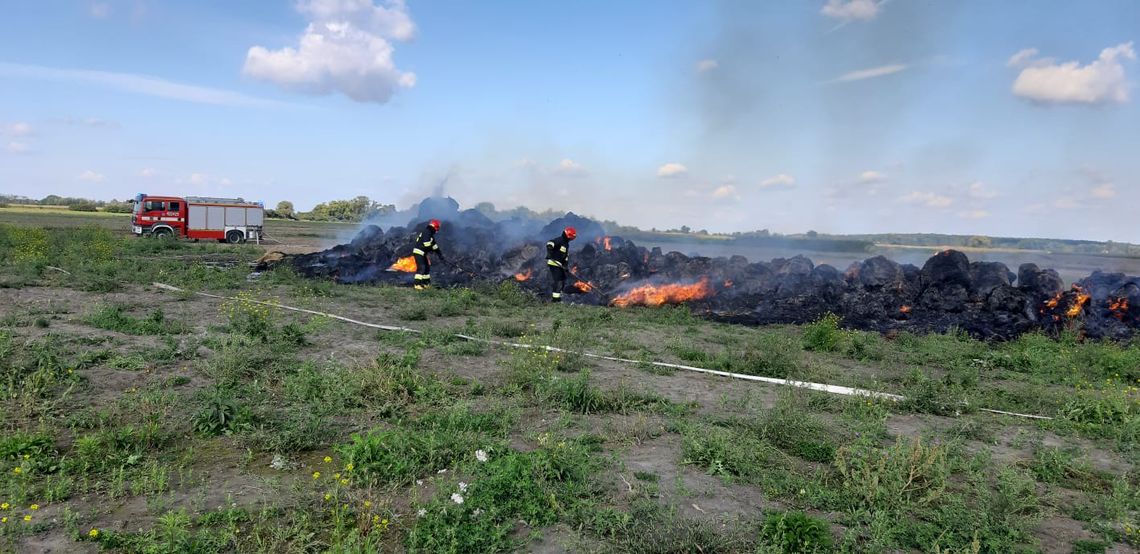 Strażacy wiele godzin walczyli z pożarem słomy w Rogach. Prawdopodobnie ktoś podłożył ogień