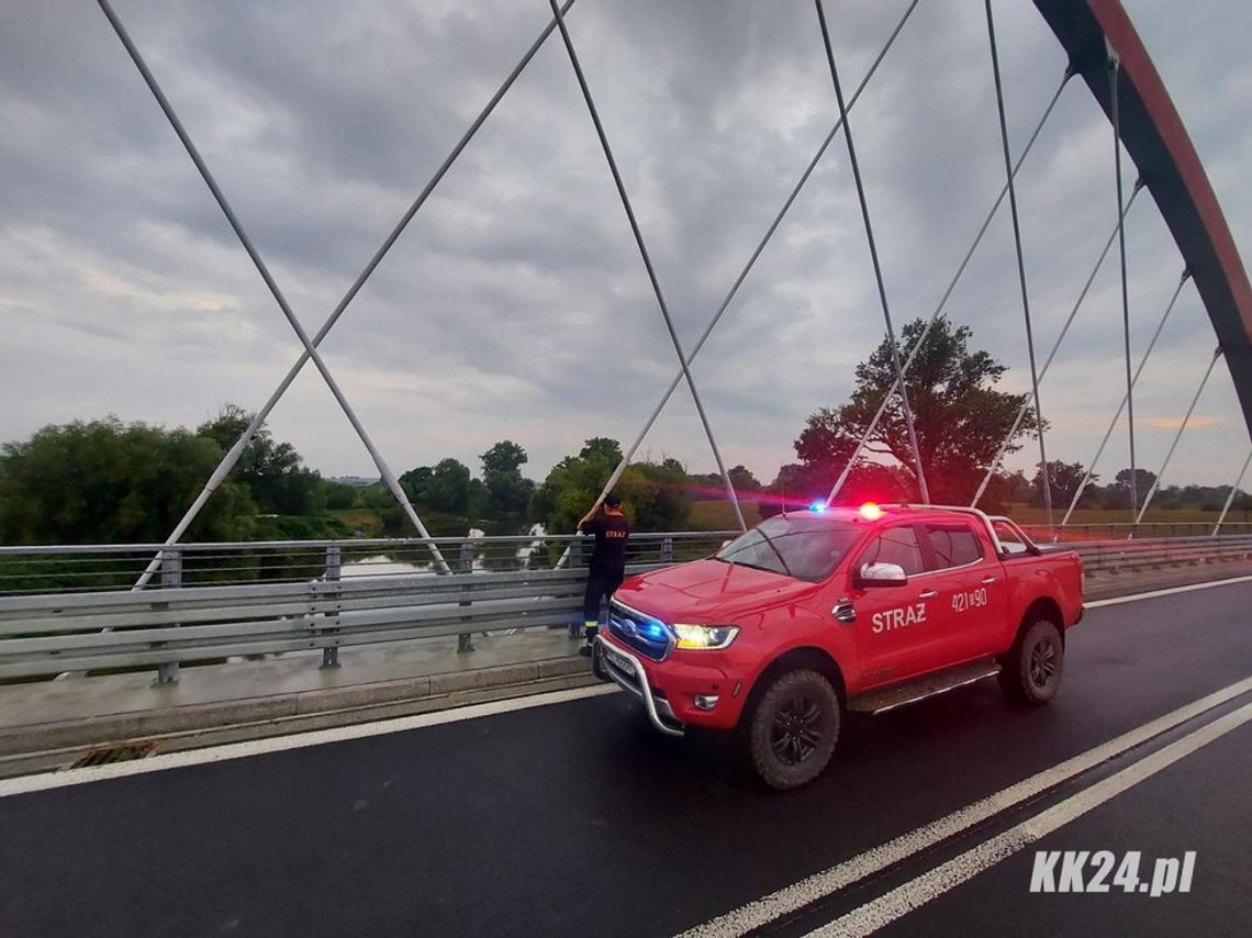 Strażacy z Kędzierzyna-Koźla patrolują Odrę. Sprawdzają, czy nie ma oznak zanieczyszczenia rzeki