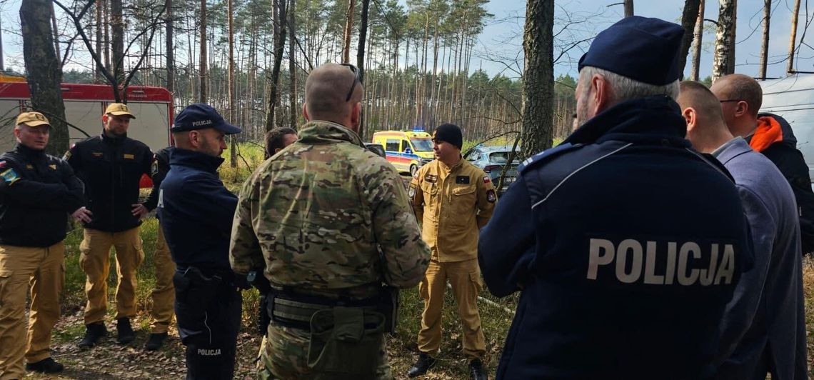 Strażacy z Kędzierzyna-Koźla w akcji przy odnalezionym dronie w powiece strzeleckim. Trwają działania służb
