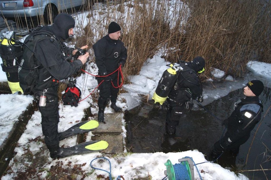 Strażacy ze specjalnej grupy wodno-nurkowej ćwiczyli wyciąganie człowieka spod lodu