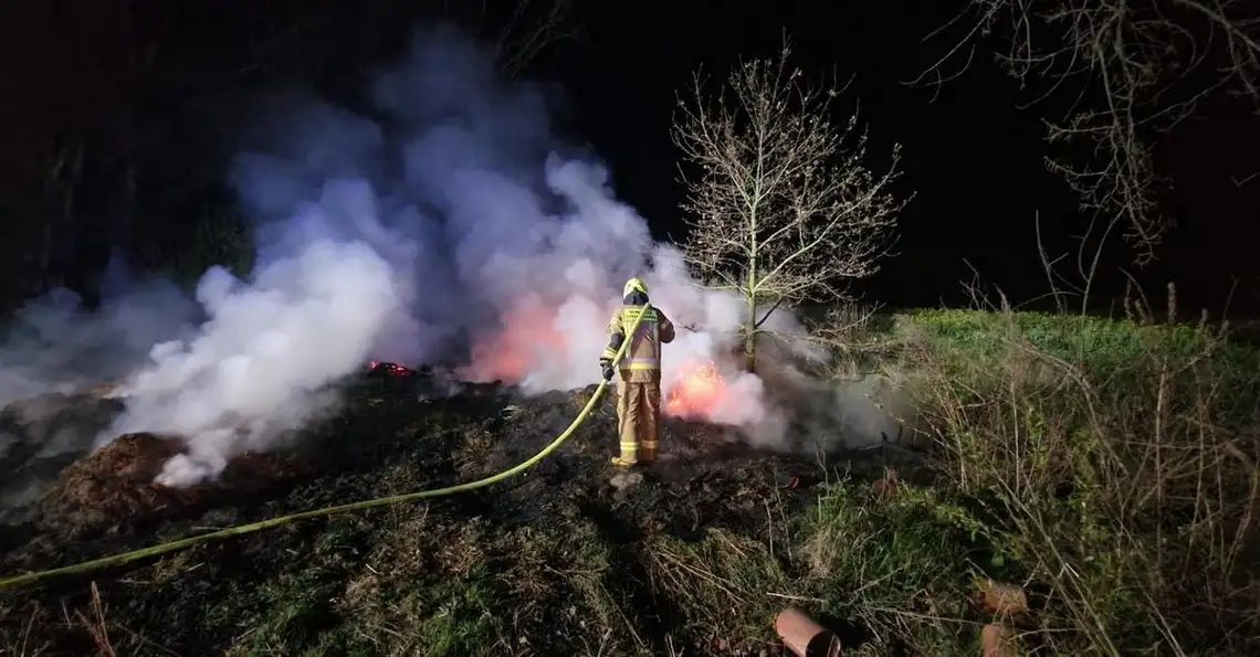 Strażacy zostali wezwani do pożaru śmieci i nieużytków w Kobylicach