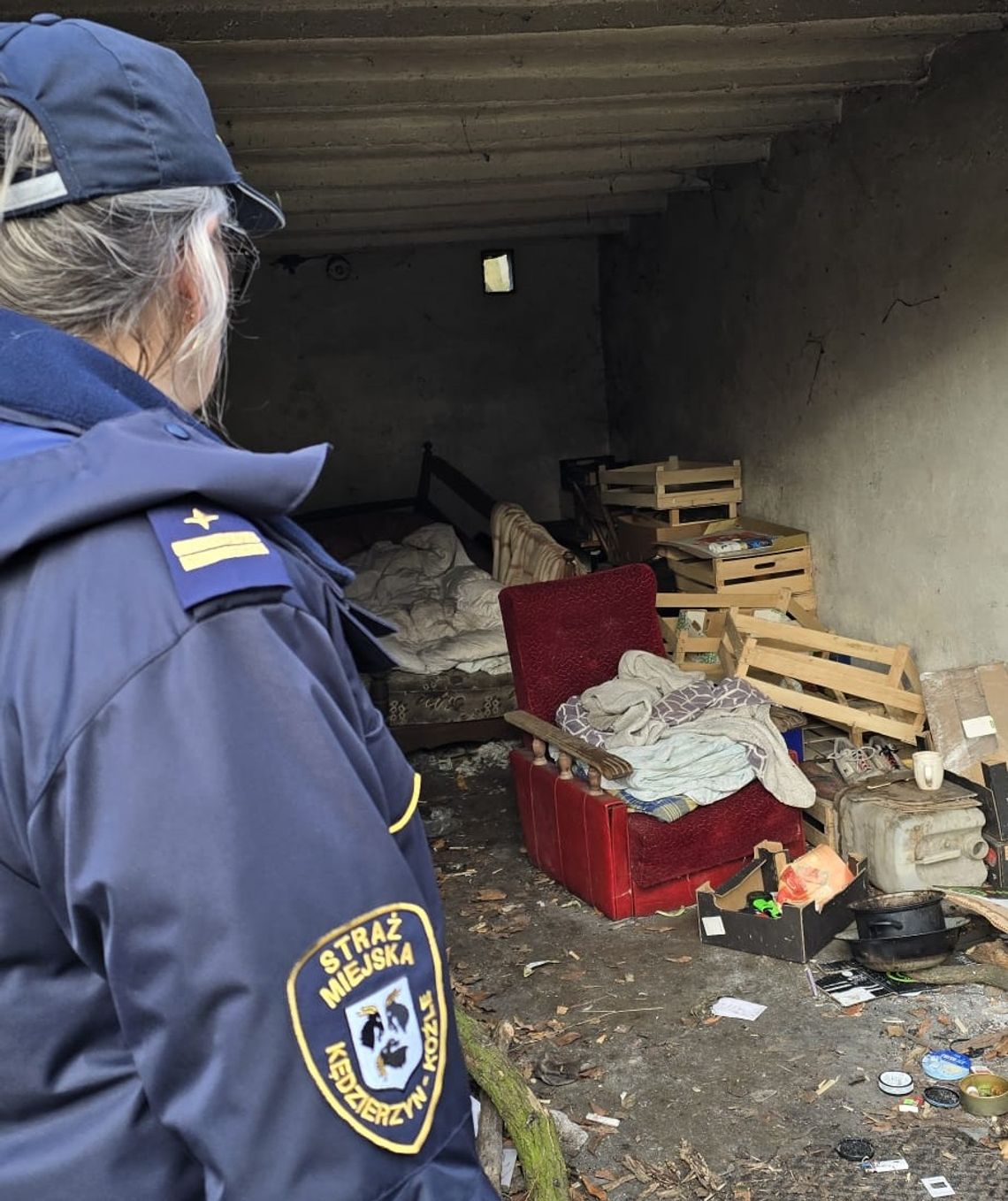 Strażnicy miejscy sprawdzają miejsca przebywania osób bezdomnych i oferują im pomoc