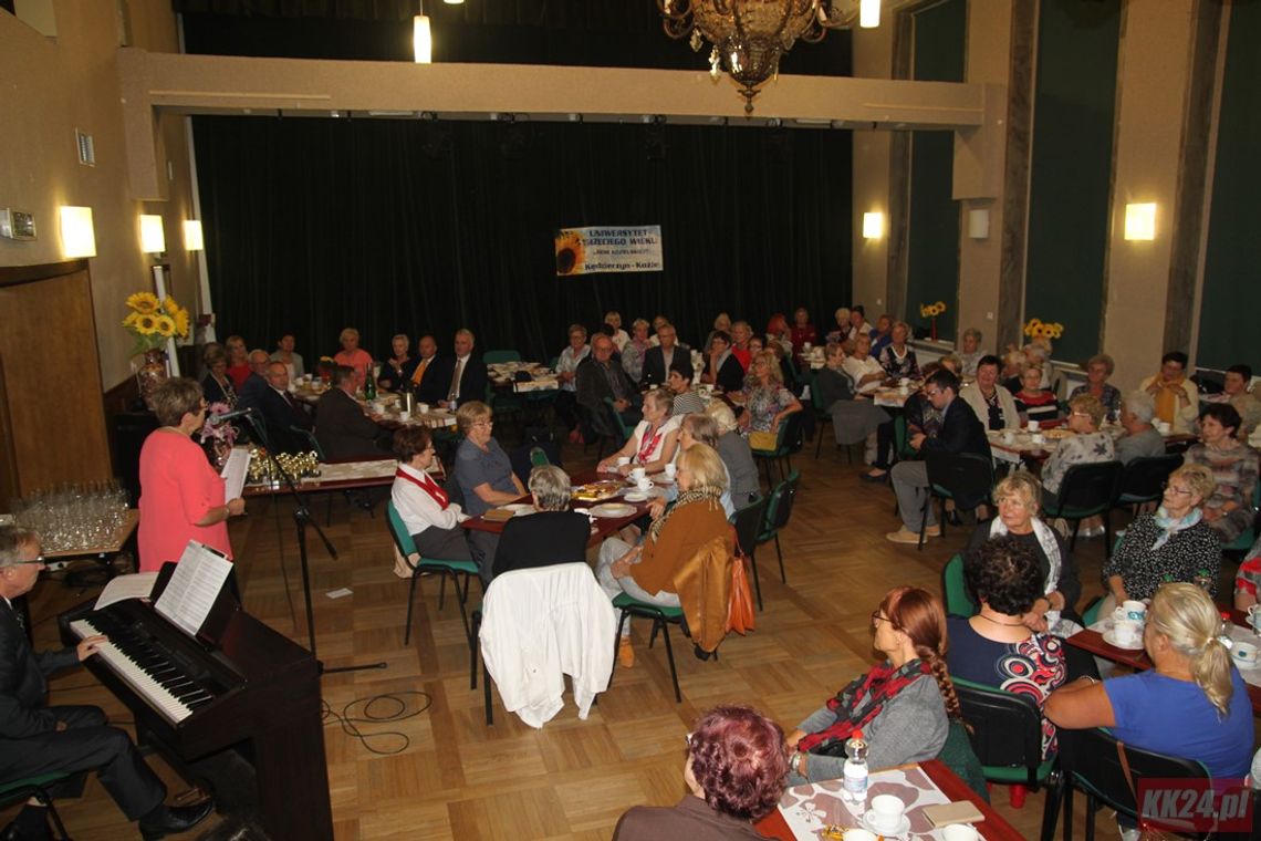 Studenci seniorzy rozpoczęli edukacyjną przygodę. Inauguracja roku akademickiego w kozielskim UTW