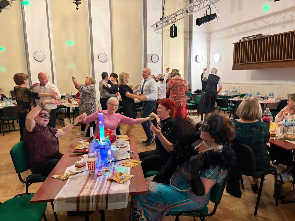 Studenci Uniwersytetu Trzeciego Wieku Ziemi Kozielskiej tanecznym krokiem zakończyli karnawał