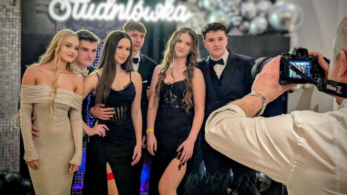Studniówka I LO jak gala filmowa. Kreacje były naprawdę oszałamiające! FOTO