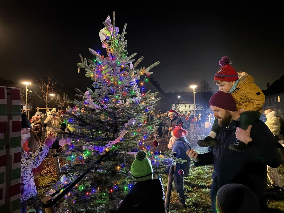 Świąteczna integracja na Pogorzelcu. Mieszkańcy kolędowali przy choince w parku kieszonkowym Świąteczna integracja na Pogorzelcu. Mieszkańcy kolędowali przy choince w parku kieszonkowym