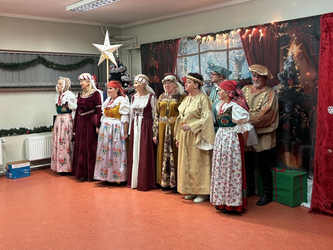 Świąteczne spotkanie w Osiedlowym Domu Kultury "Komes". Na scenie wystąpiły wszystkie sekcje Świąteczne spotkanie w Osiedlowym Domu Kultury "Komes". Na scenie wystąpiły wszystkie sekcje