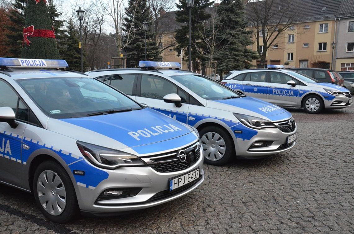 Świąteczny prezent dla policji. Pod choinkę dostali trzy nowe radiowozy. ZDJĘCIA