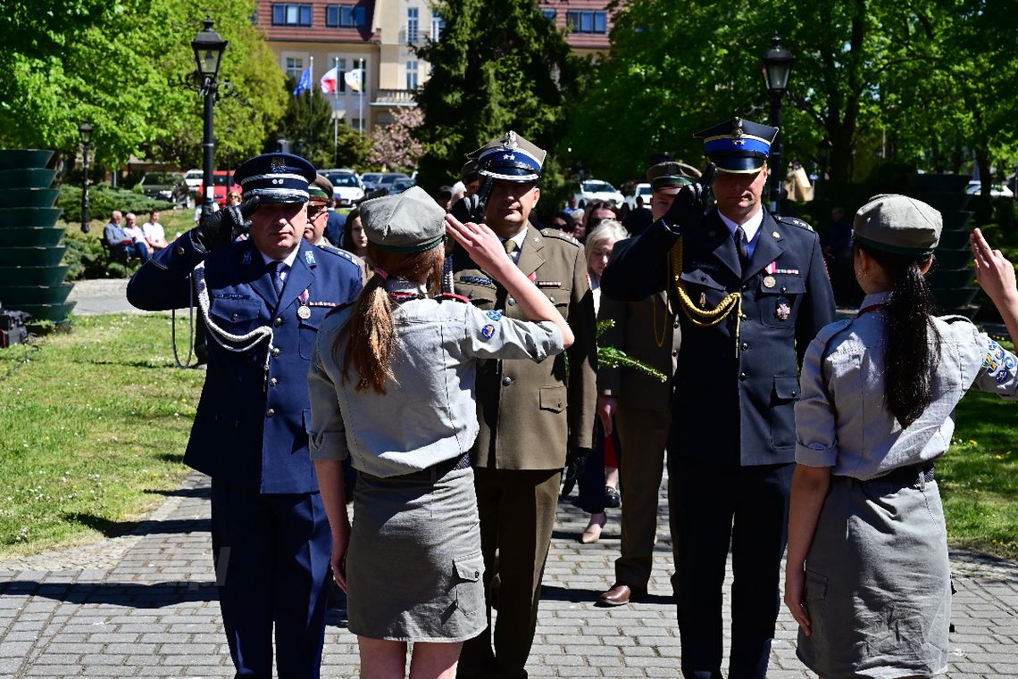 Święto Konstytucji 3 Maja. Mieszkańcy uczcili rocznicę przy pomniku Piłsudskiego Święto Konstytucji 3 Maja. Mieszkańcy uczcili rocznicę przy pomniku Piłsudskiego