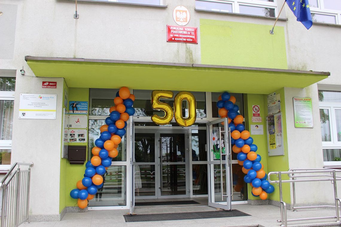 Szkoła podstawowa w Kłodnicy świętuje 50-lecie. Uroczysta akademia i wspólne świętowanie. ZDJĘCIA