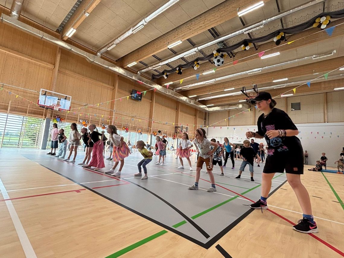 Szkoła w Rogach zorganizowała dzień otwarty. Mieszkańcy mogli poznać nową halę sportową. ZDJĘCIA
