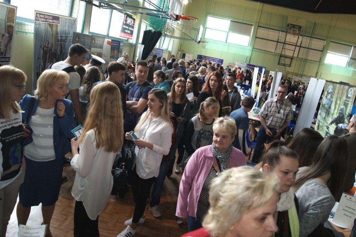 Szkoły i firmy prezentowały się podczas X Targów Pracy i Edukacji. ZDJĘCIA