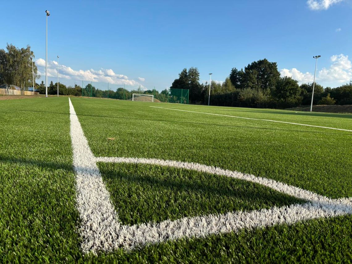 Sztuczne boisko na stadionie w Koźlu już gotowe do gry! Wykonawca uwinął się przed terminem. ZDJĘCIA