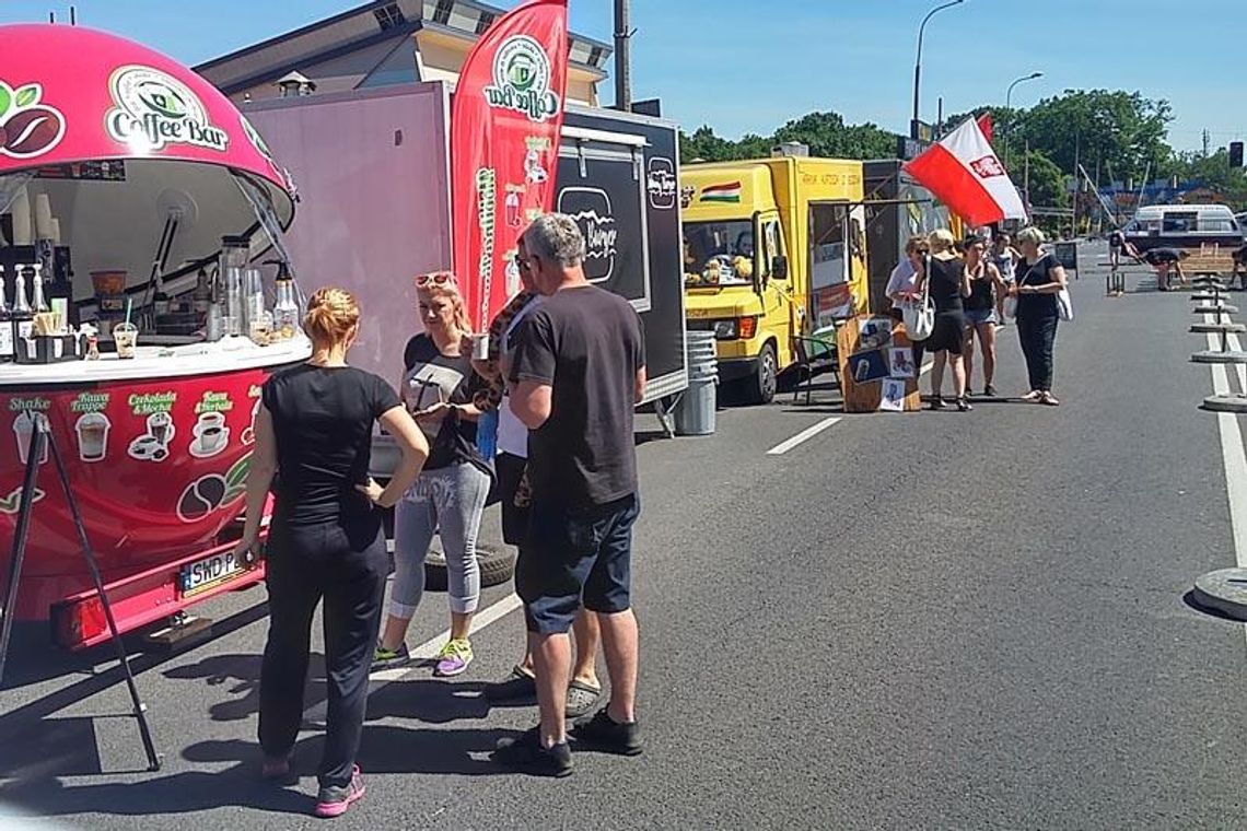 Szykuje się wielka wyżerka! Food trucki rozstawiły się już na alei Jana Pawła II