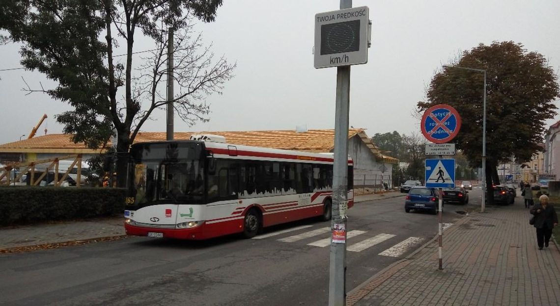 Tablica do pomiaru prędkości w Koźlu. Drogowcy sprawdzą, czy przy szkole jest bezpiecznie