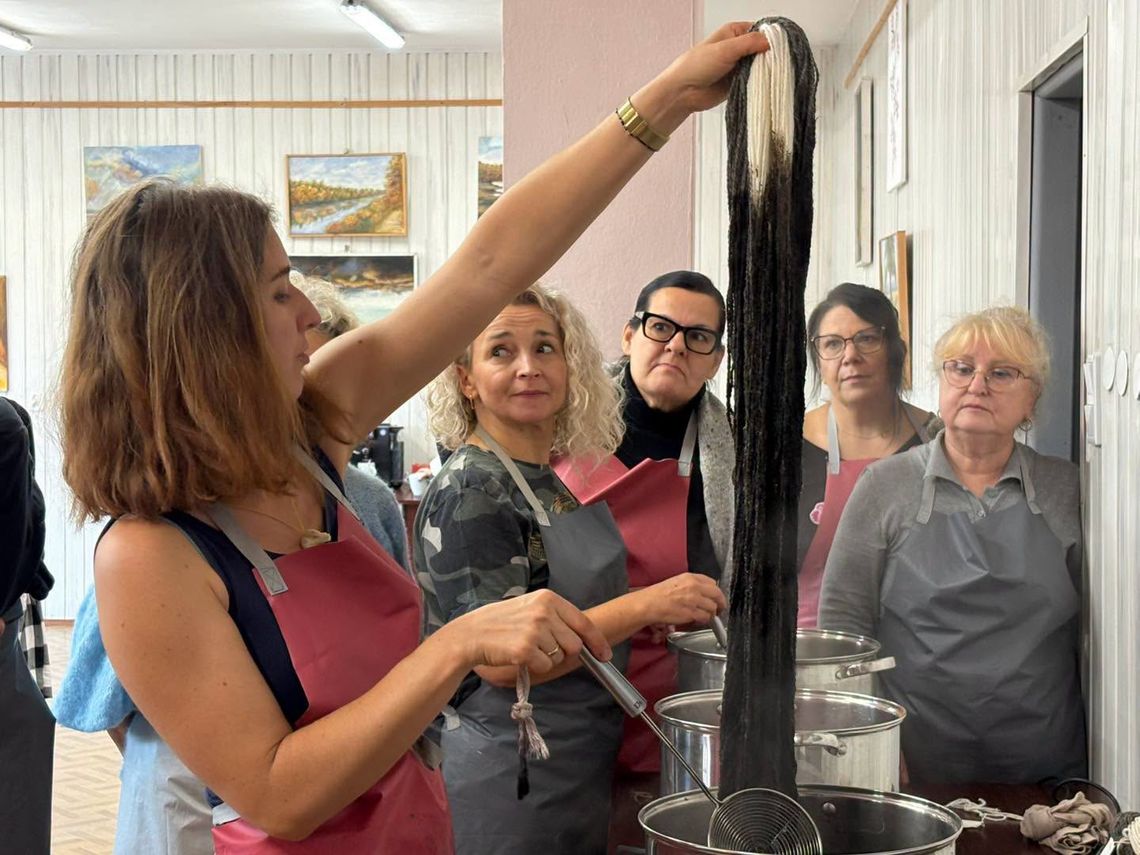 Tajniki naturalnego barwienia wełny. Uczestnicy projektu „Zamotane miasto” bawili się kolorami Tajniki naturalnego barwienia wełny. Uczestnicy projektu „Zamotane miasto” bawili się kolorami