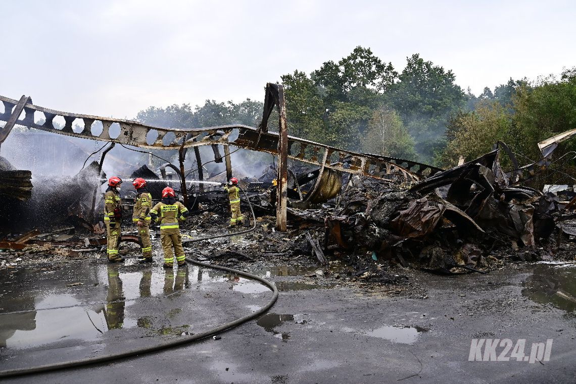 Tak dzisiaj wygląda spalona hala. Zdjęcia, które ukazują skalę zniszczeń i pogorzelisko. FOTOREPORTAŻ