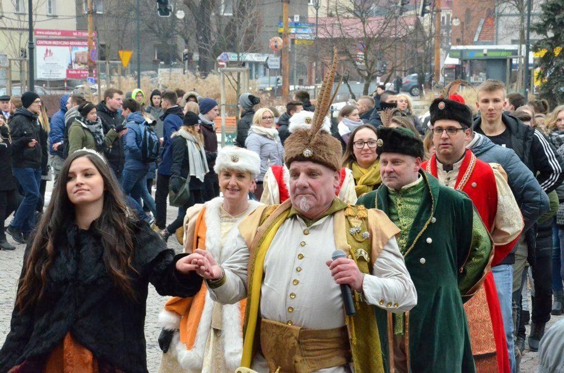 Takiego poloneza nigdy dosyć! Korowód tegorocznych maturzystów na placu Wolności. MATERIAŁ WIDEO