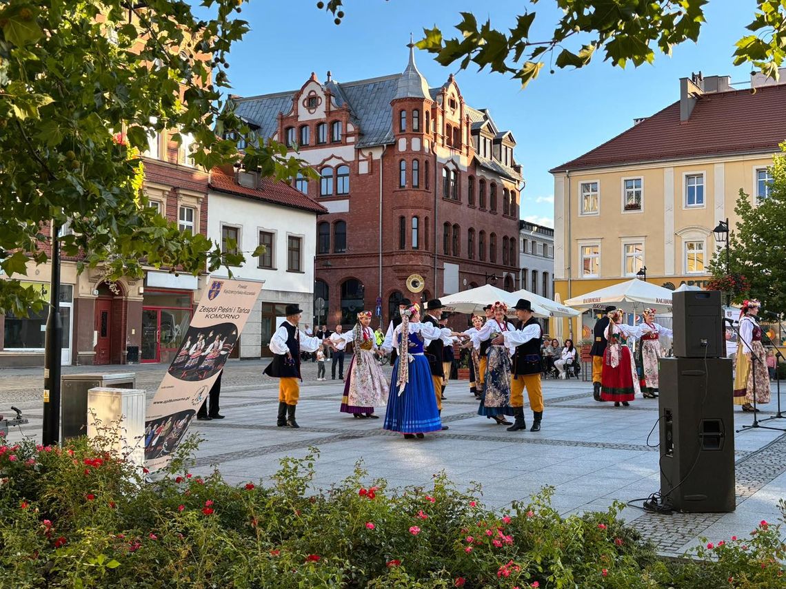 Taneczne zakończenie cyklu. Zespół „Komorno” wystąpił na Rynku w Kędzierzynie-Koźlu