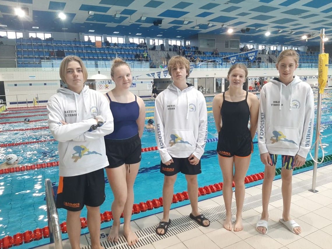 Pływacy z klubu Swim Team MOSIR Kędzierzyn-Koźle znowu zgarniają medale. Sukcesy podczas weekendowych startów