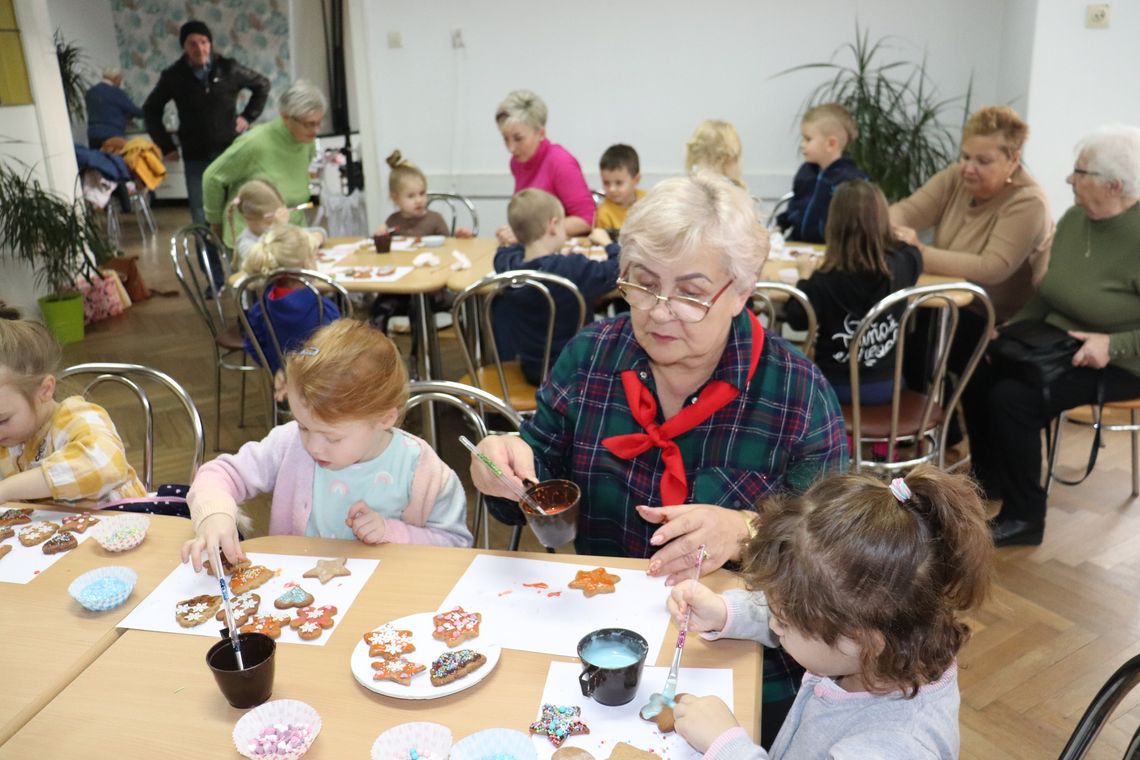 Te pierniczki to smaczny symbol niezwykłej przyjaźni seniorów i dzieci. Świąteczne warsztaty w "Magnolii"